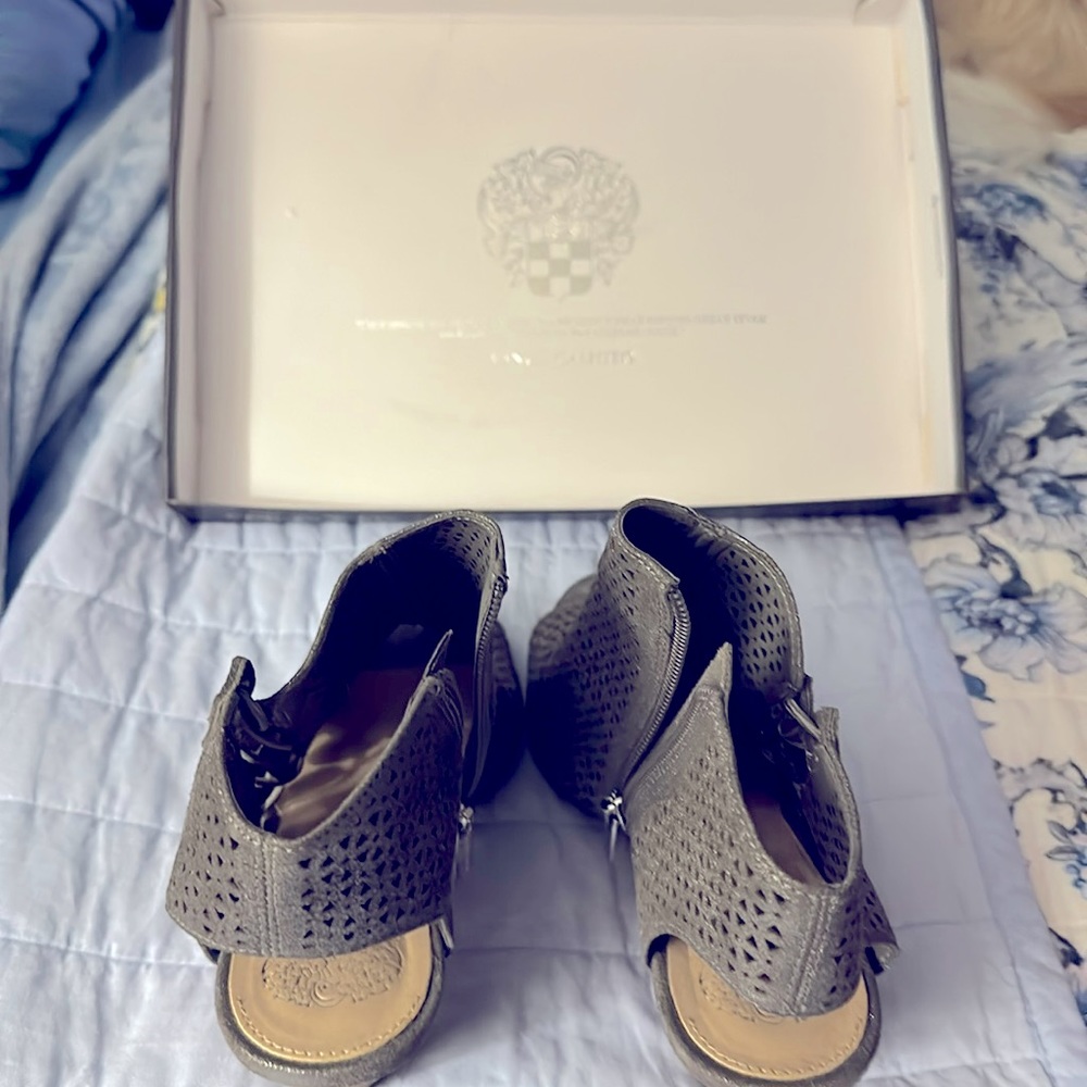 Vince Camuto, style “Elison”, size 7.5 Medium, dark silver/distressed metallic